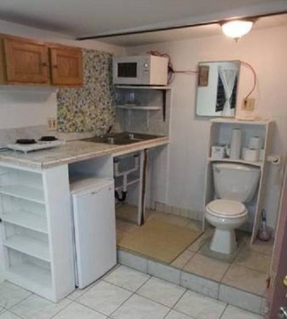 Кухня рядом с туалетом дизайн фото